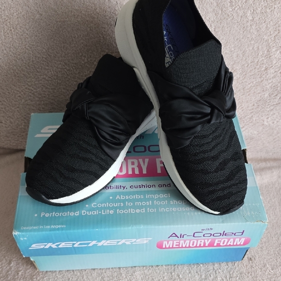 Skechers Black Slip-On Kids Sneakers - Picture 1 of 4